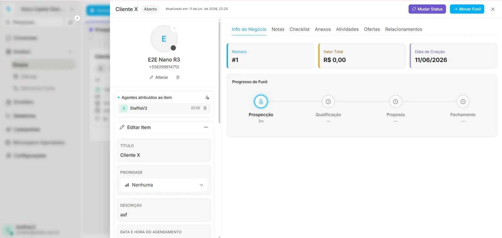 Ficha do negócio no kanban do Staffia Chat com progresso do funil, notas e checklist